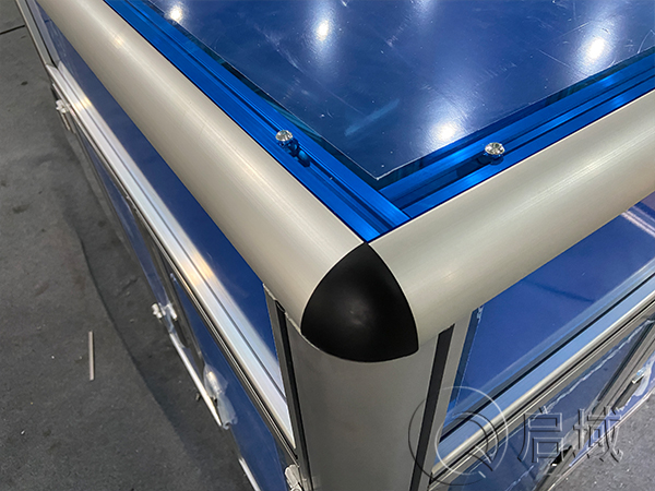 鋁型材框架藍色板材組裝細節 鋁型材框架藍色板材組裝細節